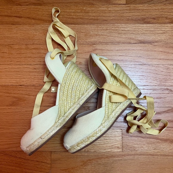 Stuart Weitzman Marguerita Wedge Pale Yellow size 7